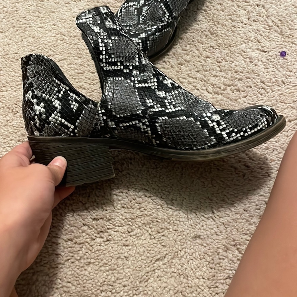Women’s volatile shoes